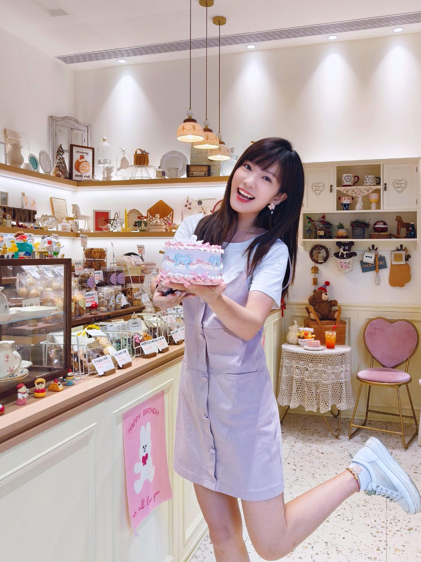 离谱！这家蛋糕店竟没固定菜单？闯进这个游戏世界般的甜品屋，奶油风让多巴...