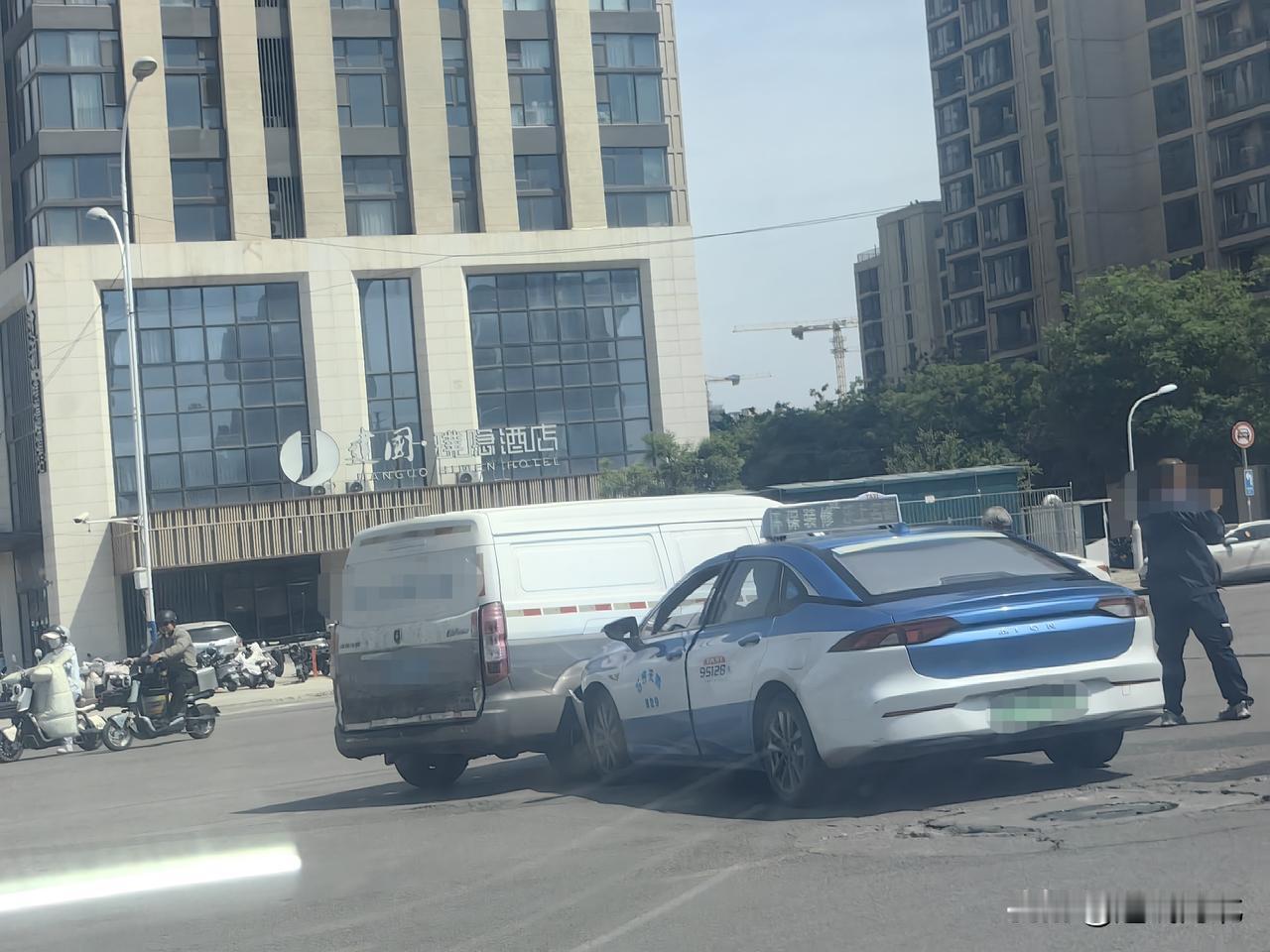 突发！石家庄建设大街与仓丰路交叉口发生碰撞 出租车受损严重】12月26日中午13