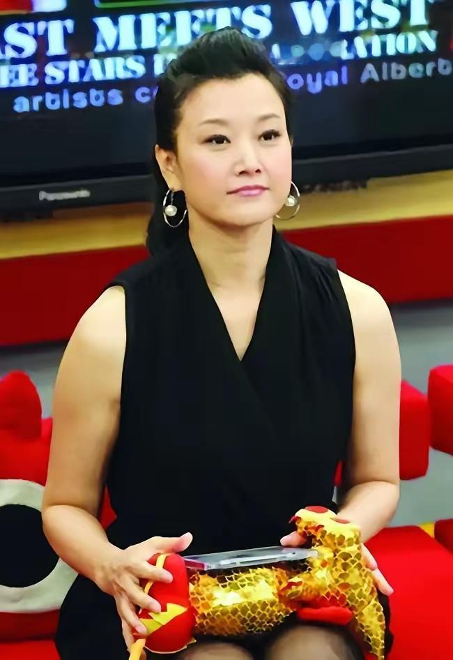 她既是一位歌唱家，也是一位大人物要
