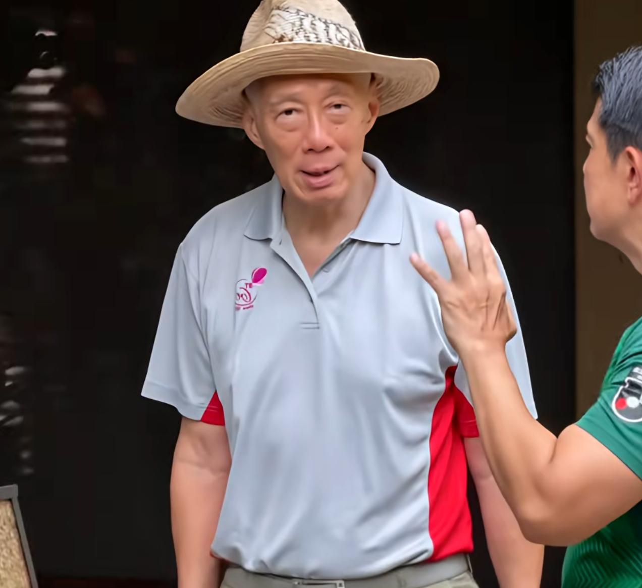 72岁的李显龙和家人出游被偶遇，他看起来苍老了好多，面容憔悴沧桑，佝偻着腰背，完