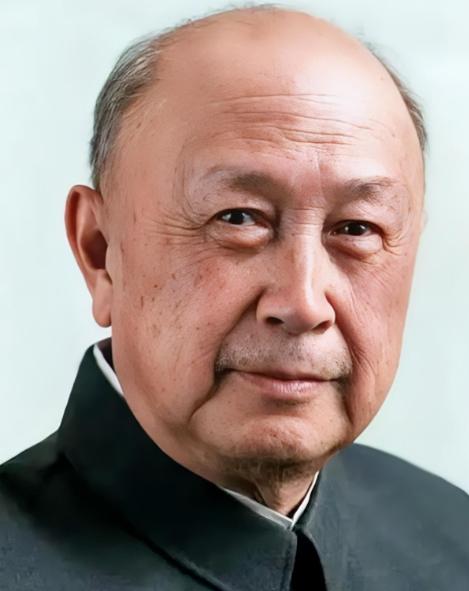 1955年，钱学森突破美国重重封锁回国时，新中国的国防科技还处在一穷二白的境地。