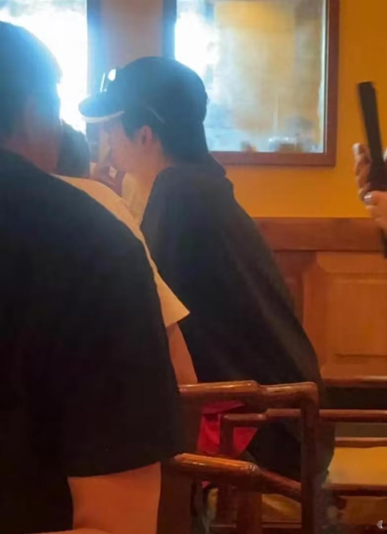 杨洋陪爸妈看世界杯被偶遇，温柔孝顺太招人爱，杨爸发量惊人 