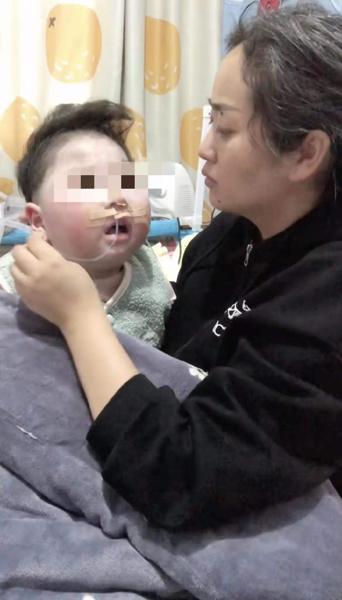 亲吻去世宝宝墓碑的34岁橘宝宝妈妈讲诉，在孩子走的前一晚，梦见孩子和自己告别，梦