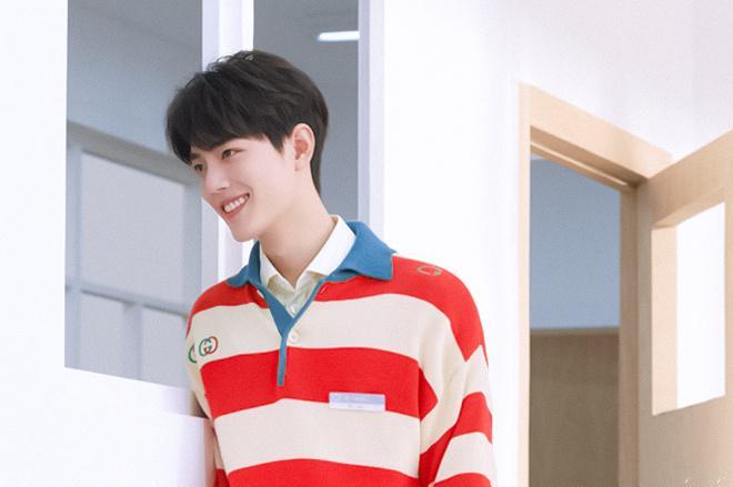 妥妥的男大校草！肖学长真好看！青葱的快要滴出水来了！肖战◎向全世界安利我担