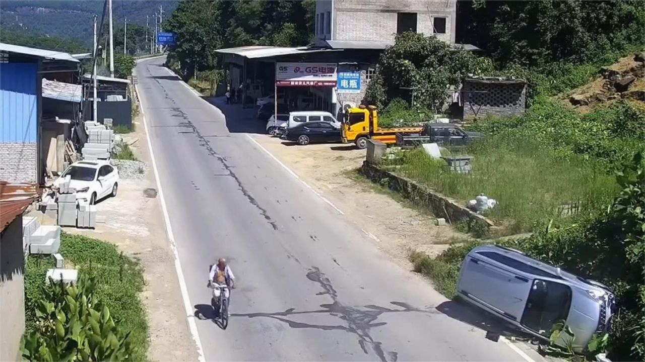 窄路超大车，下一秒尴尬了……