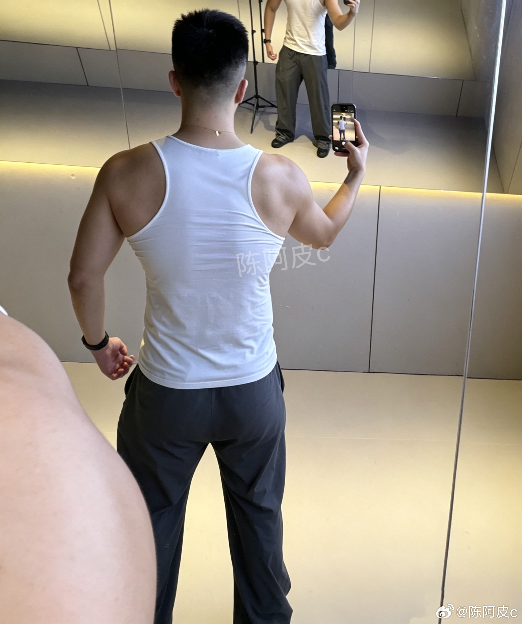 原来这才是男生眼里的漂亮饭夜宵路边的小烧烤摊，就是男生喜欢的漂亮饭其实，练完爽吃