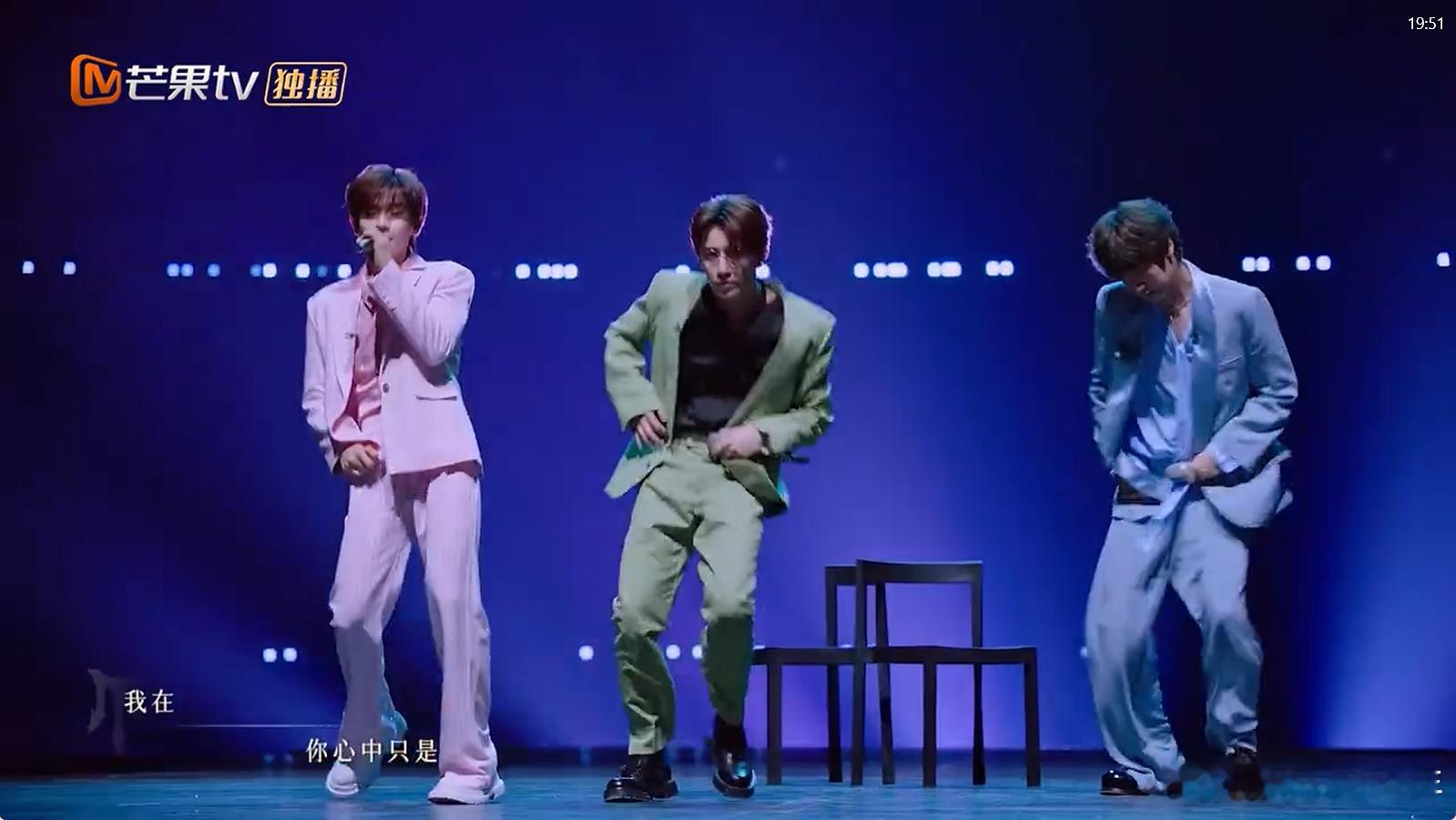 INTO万初舞台西服撞色TFBOYS伯远、高卿尘、刘彰以INTO万限定组合加盟《