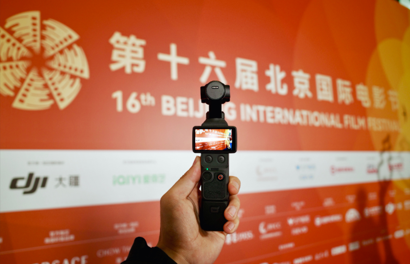 【明星自拍不用手机了？】今天北影节不是开幕吗，我发现了一个有意思的事情。那就是北