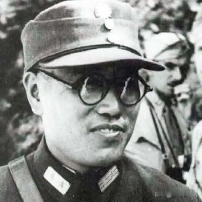 1948年10月12日，廖耀湘派手下的宪兵去枪毙作战不利的师长戴海容。宪兵刚走进