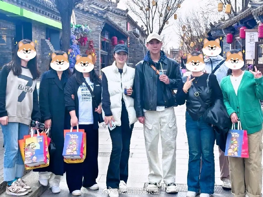 有网友在山西大同偶遇董璇和张维伊，这是回老家了！明星就是明星，董璇私下里打扮这么