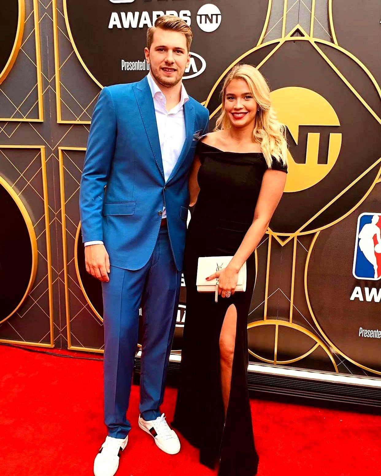 27岁巅峰期的东契奇，最近接连踩了两个大坑。
 
刚和交往10年的前未婚妻解除婚