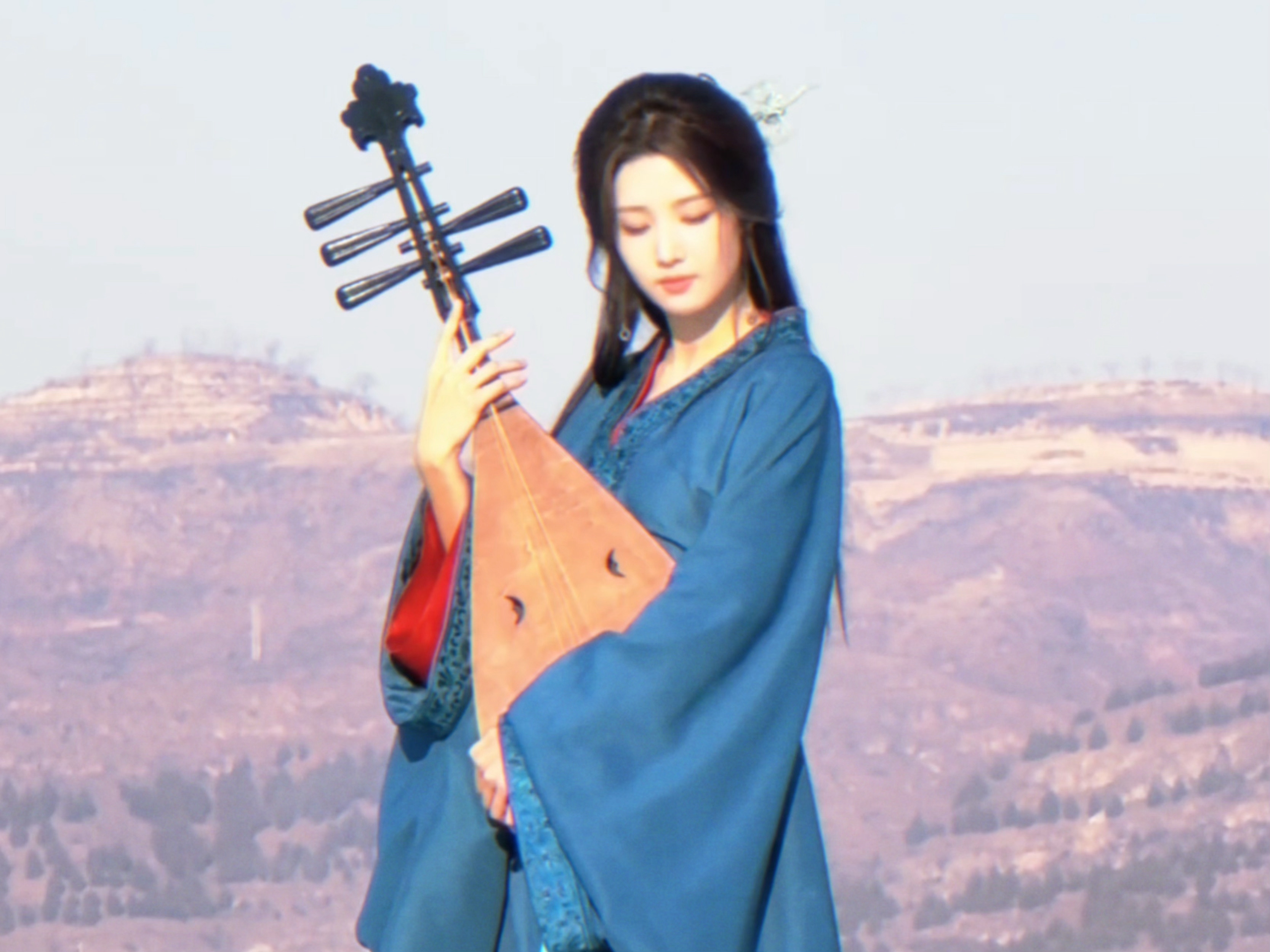 路遇晓人生营业➕1  卢昱晓战国袍造型