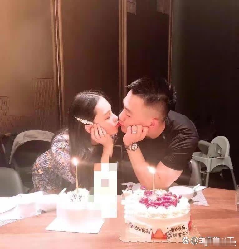 张馨予在何捷的手背上画了个爱心，一眼就看出是什么意思了 ​​​