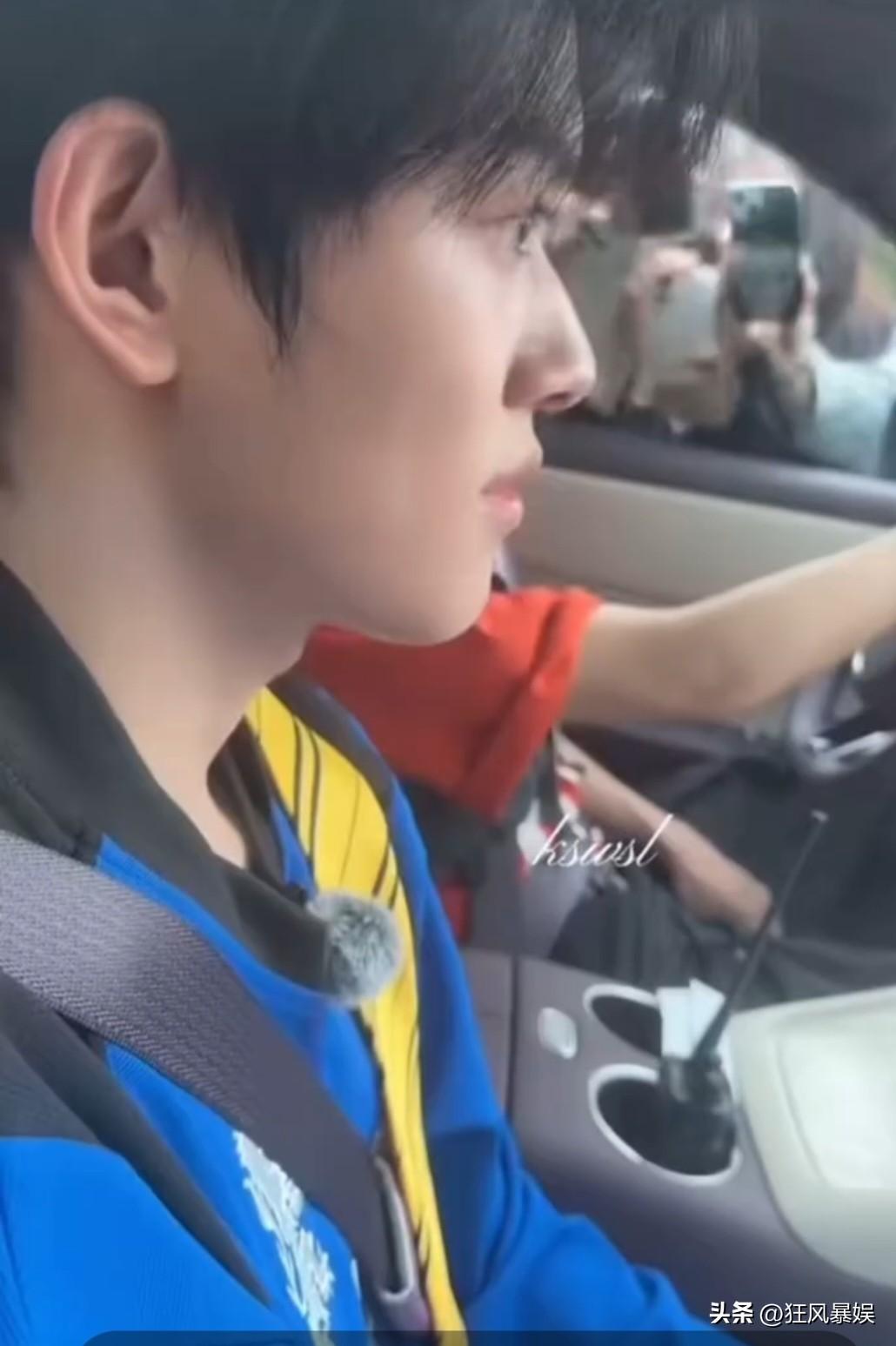 6月26日，朱志鑫引起热议，原因是他和同组人员张极自驾出行，遭遇大批私生及代拍围