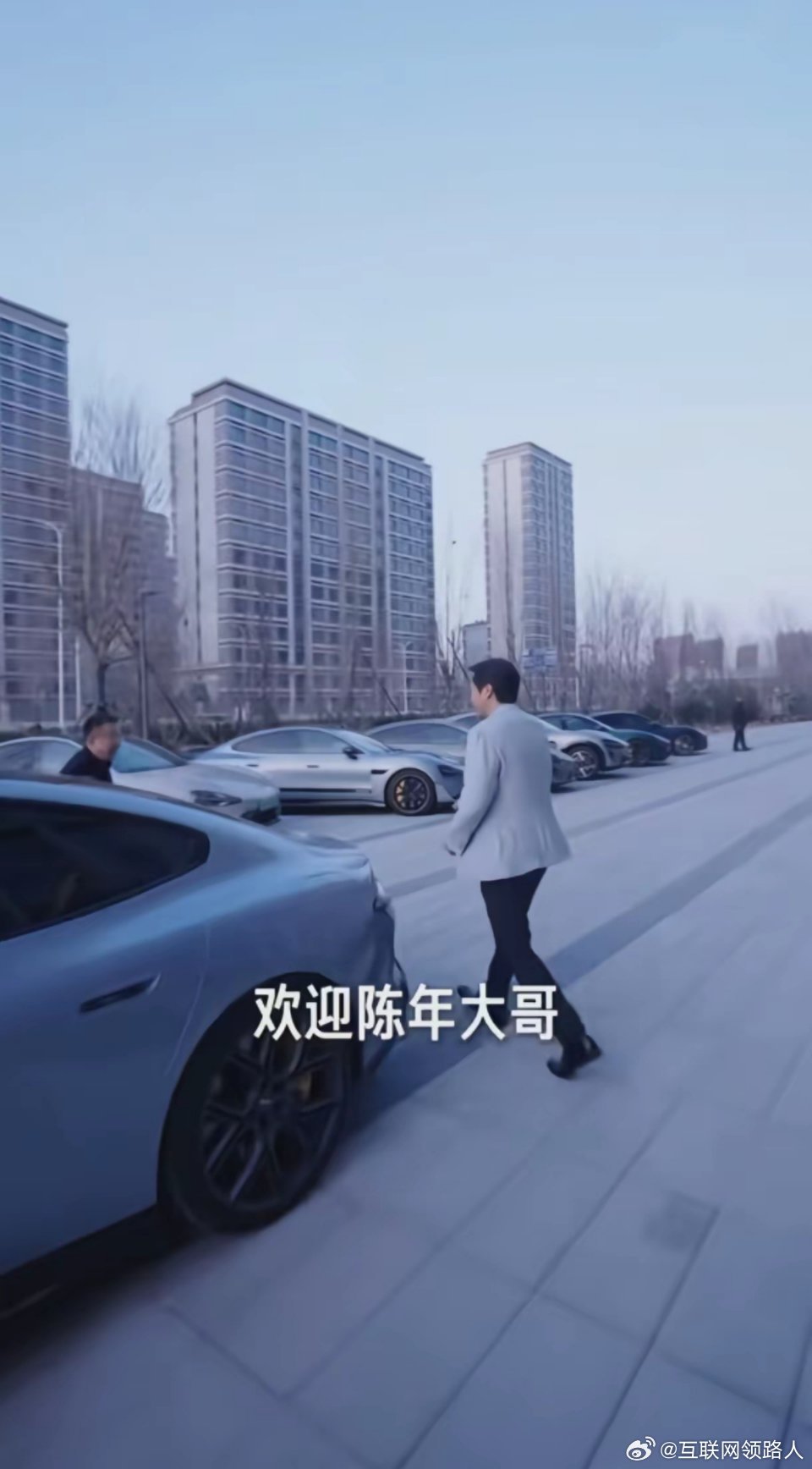 雷军是个重情重义的人，向来不忘提携帮助好兄弟陈年。在参加雷军发布会的一众老板里，