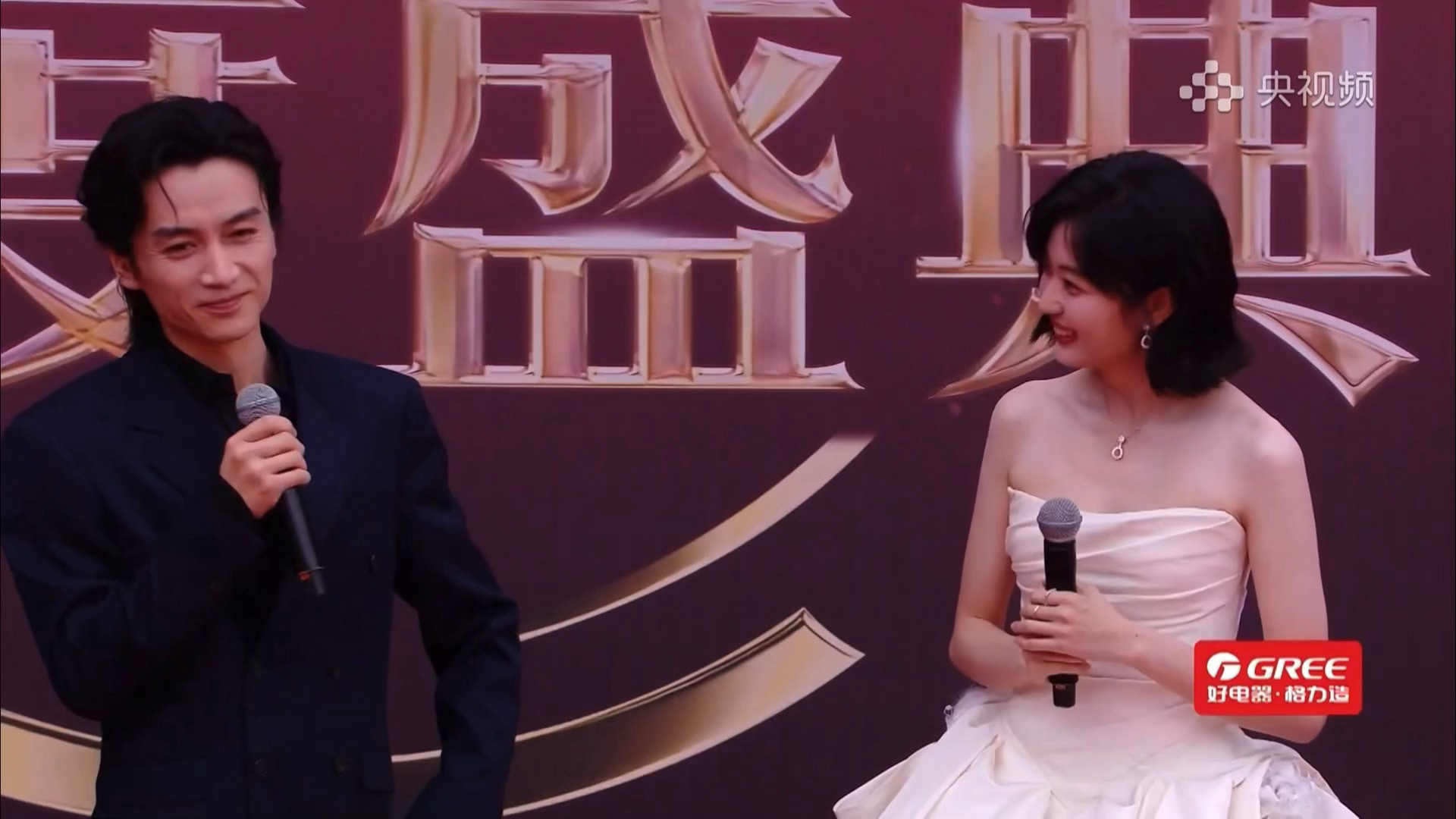 陈晓一个嘴瓢给自己说愣住了，反应过来之后又被自己逗笑了