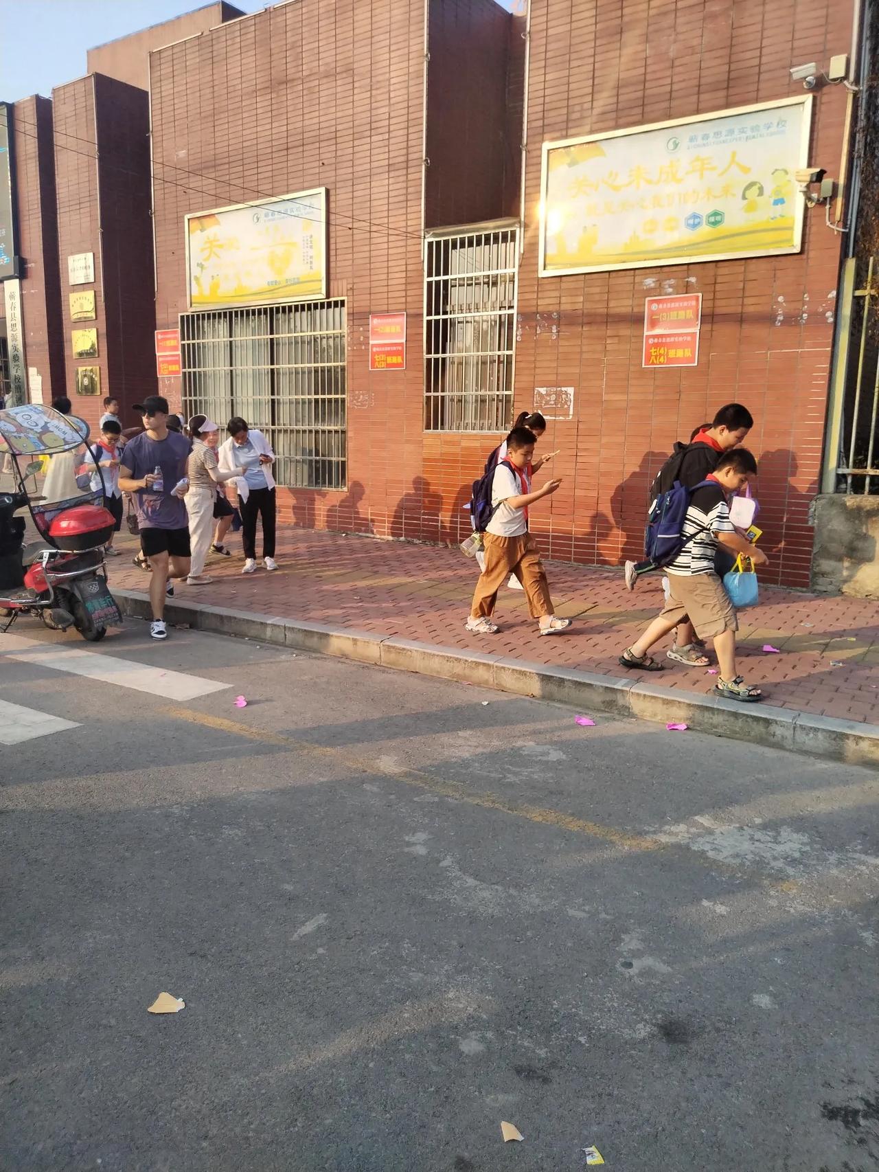 邻居的儿子25岁，成天在家上网打游戏睡觉，我好奇他们为什么不上班？邻居的一番话差