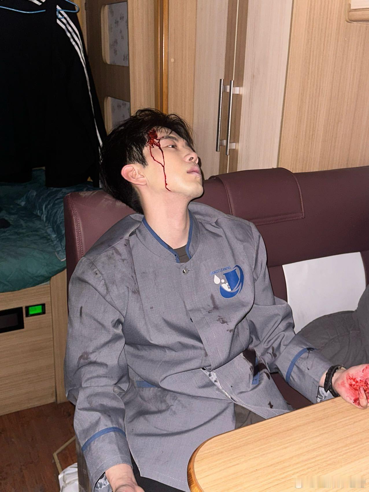 费启鸣直播自己吓自己看费启鸣直播的过程中，真的被他的反应逗笑了，自己被吓到的样子