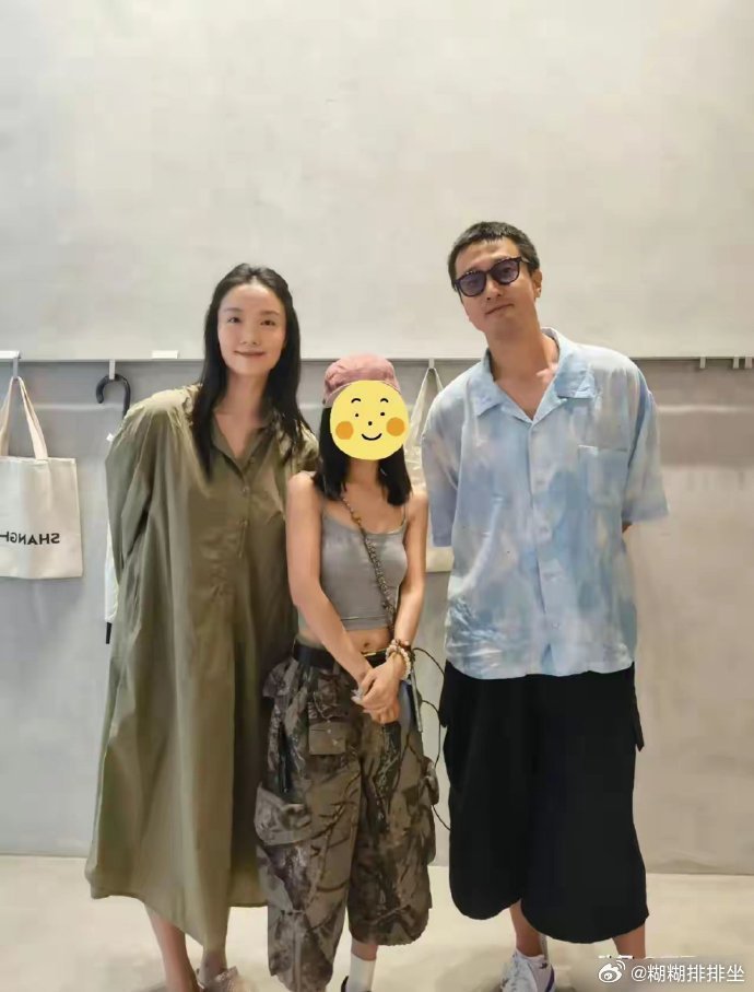 王传君身高一米八七，站在他身旁的妻子齐溪174cm，相差13cm的两人，看着竟然