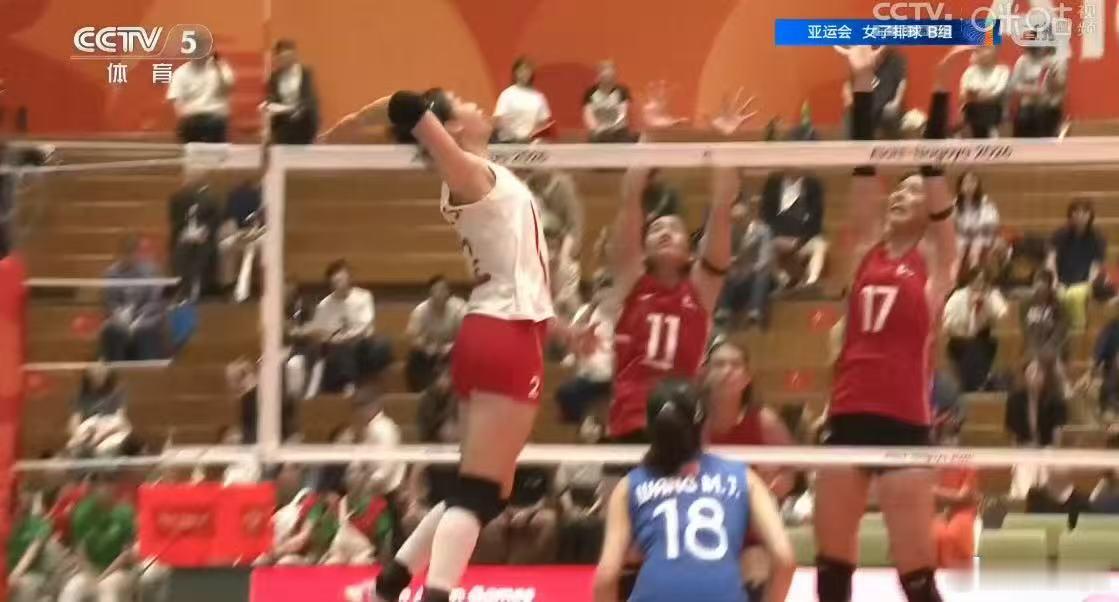 中国女排迎来亚运会小组首秀，面对菲律宾的顽强阻击，全队冷静化解场上危机，以3‑0