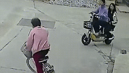 扶与不扶，又推向了新的高度！

女子骑自行车摔倒，初中生好心扶起来，遭遇索赔22