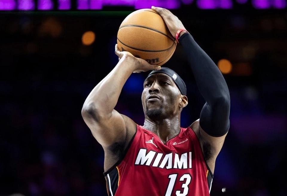 阿德巴约雷霆和热火这场比赛，两支现代篮球体系球队之间的较量，热火一边希罗缺阵，这