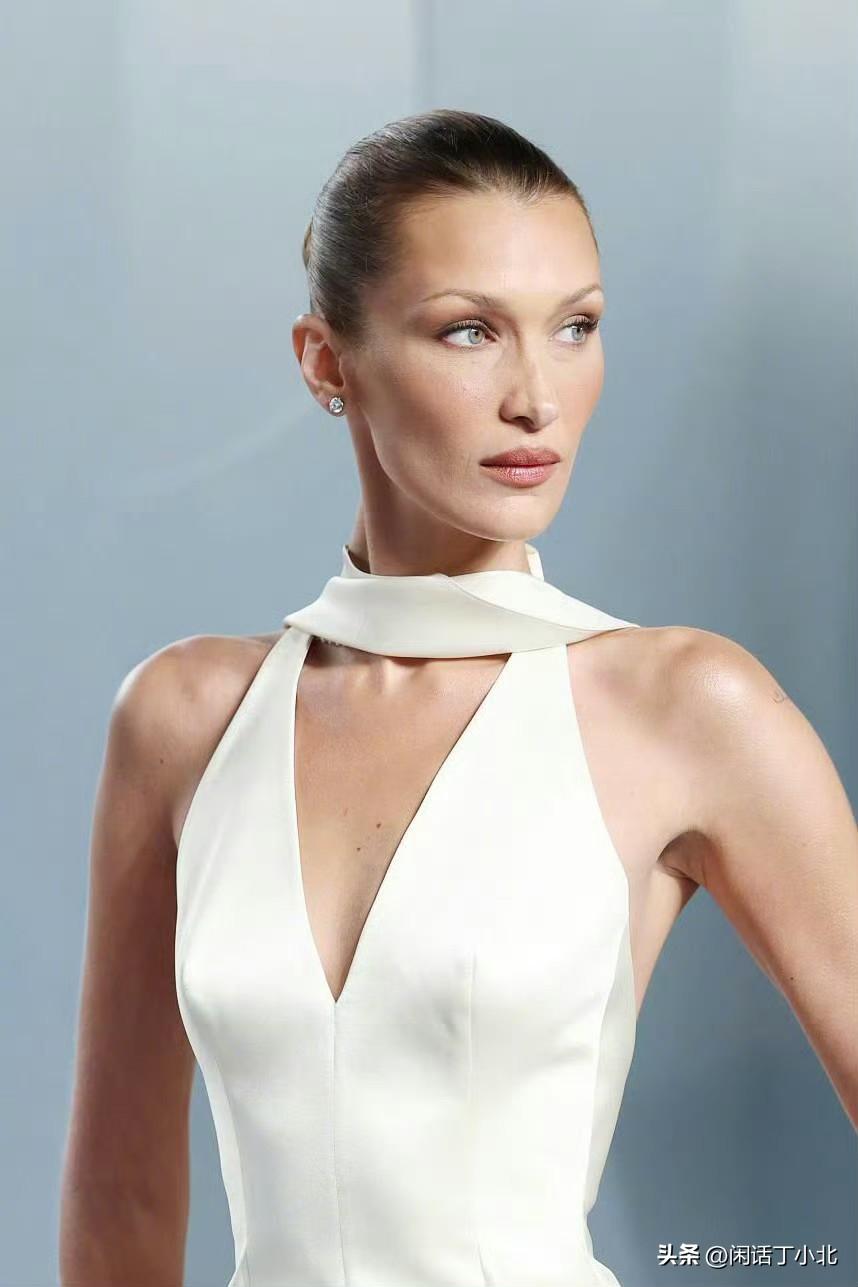 外娱资讯，Bella Hadid近日身穿米白色缎面礼服出席了Vanity Fai