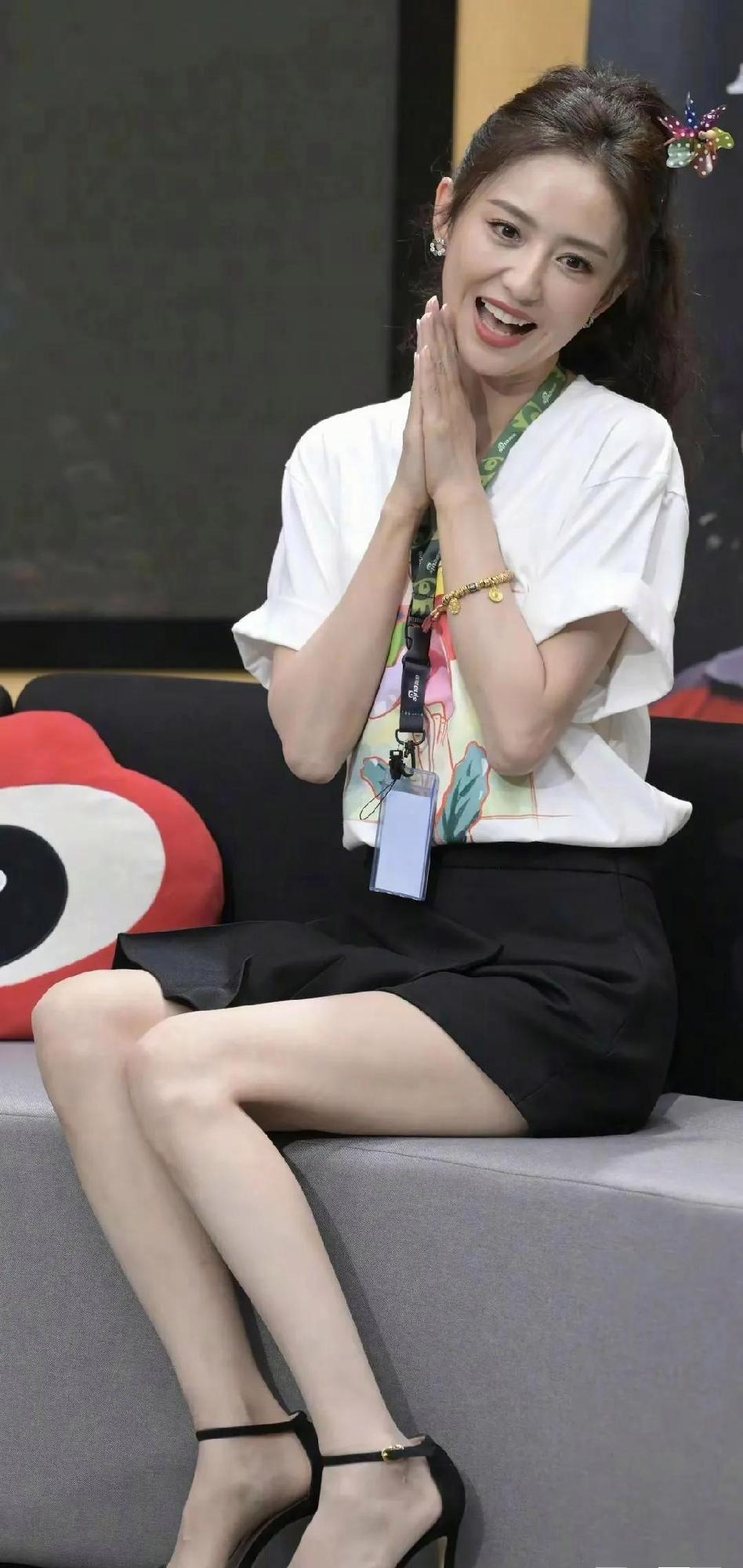 佟丽娅
简约白体恤[比心]