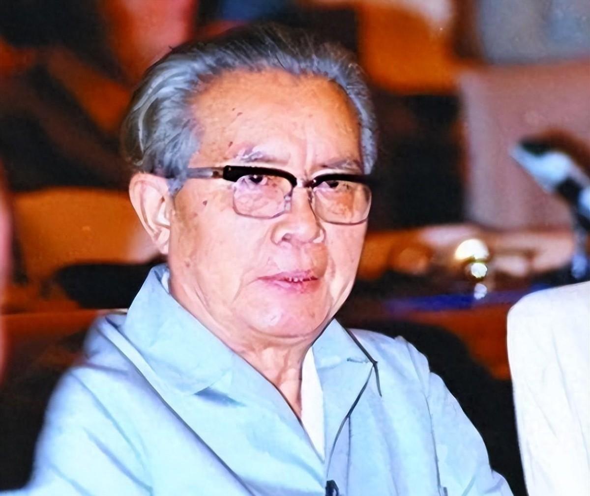 2009年黄华副总理病重时嘴里不停喊着舒暲，身边的人都非常疑惑舒暲到底是谁？
1