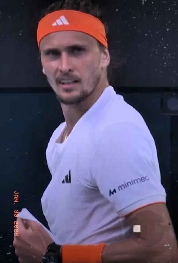 决胜盘，第4局，阿尔卡拉斯在化解兹韦列夫2个局点后，先后逼出2个破发点，都被兹韦