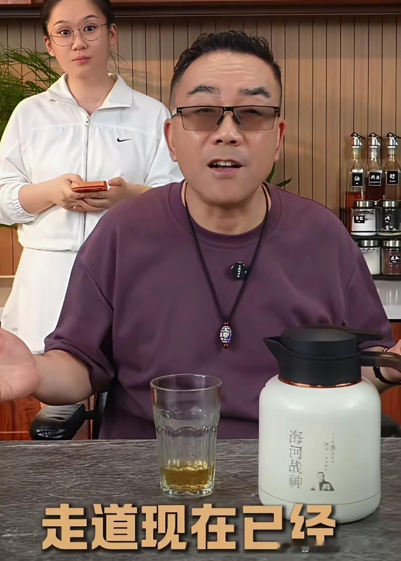 出淤泥而不染，濯清涟而不妖？杨议直播间常驻女助理气质出圈，身处争议直播间引发网友