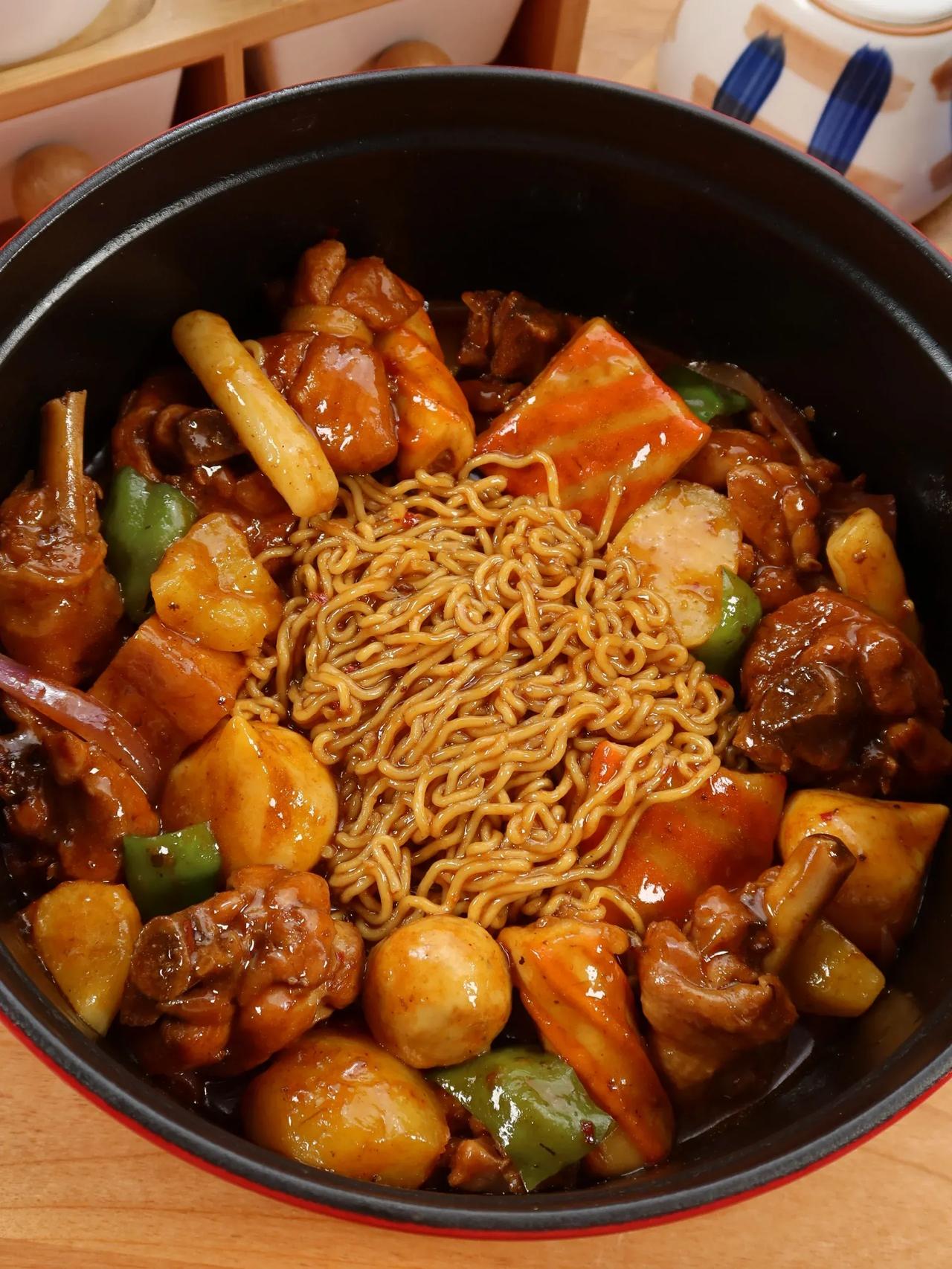 一锅吃到爽!家庭版鸡公煲真的嘎嘎香!|||肉嫩味足、麻辣鲜香的家庭鸡公煲谁能不爱