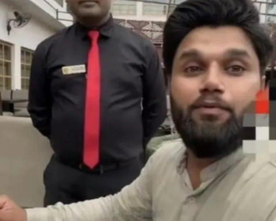 太不要脸了！有4名日本游客去巴基斯坦icon旅游，看到一家餐馆门口有一张公告：中