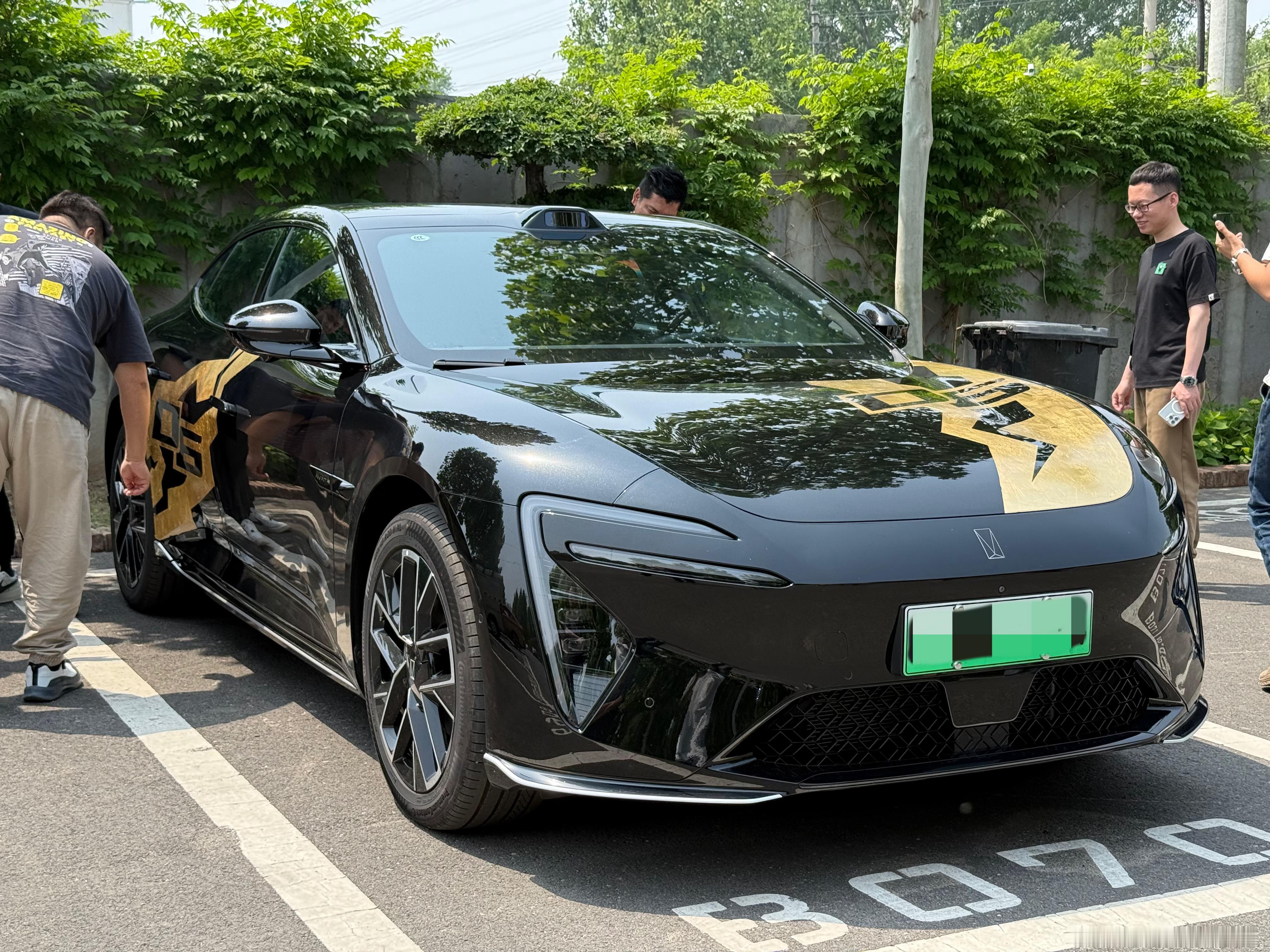老板玩金子上瘾啊今天开了一台贴金箔的阿维塔06回来～同事们乌泱乌泱全下去看了说是
