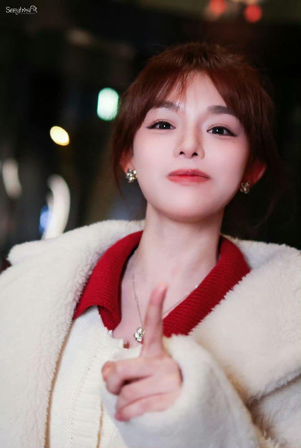 救命！黄霄雲这波变装太撩了！开头戴帽遮脸乖乖巧巧，还以为是文静女生，结果镜头一转