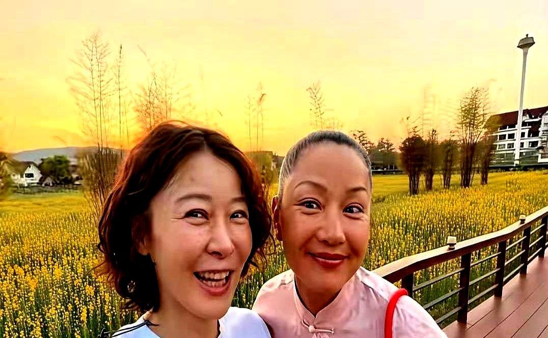 53岁柯蓝晒清迈合影 身边站的竟是当年的情敌瞿颖！
 
俩人在清迈油菜花田拍的照