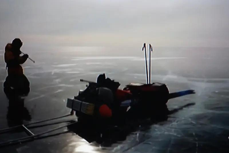 俄方公布贝加尔湖救援现场视频，真的让人看得揪心。2月20日的视频里，冰冷湖水、破