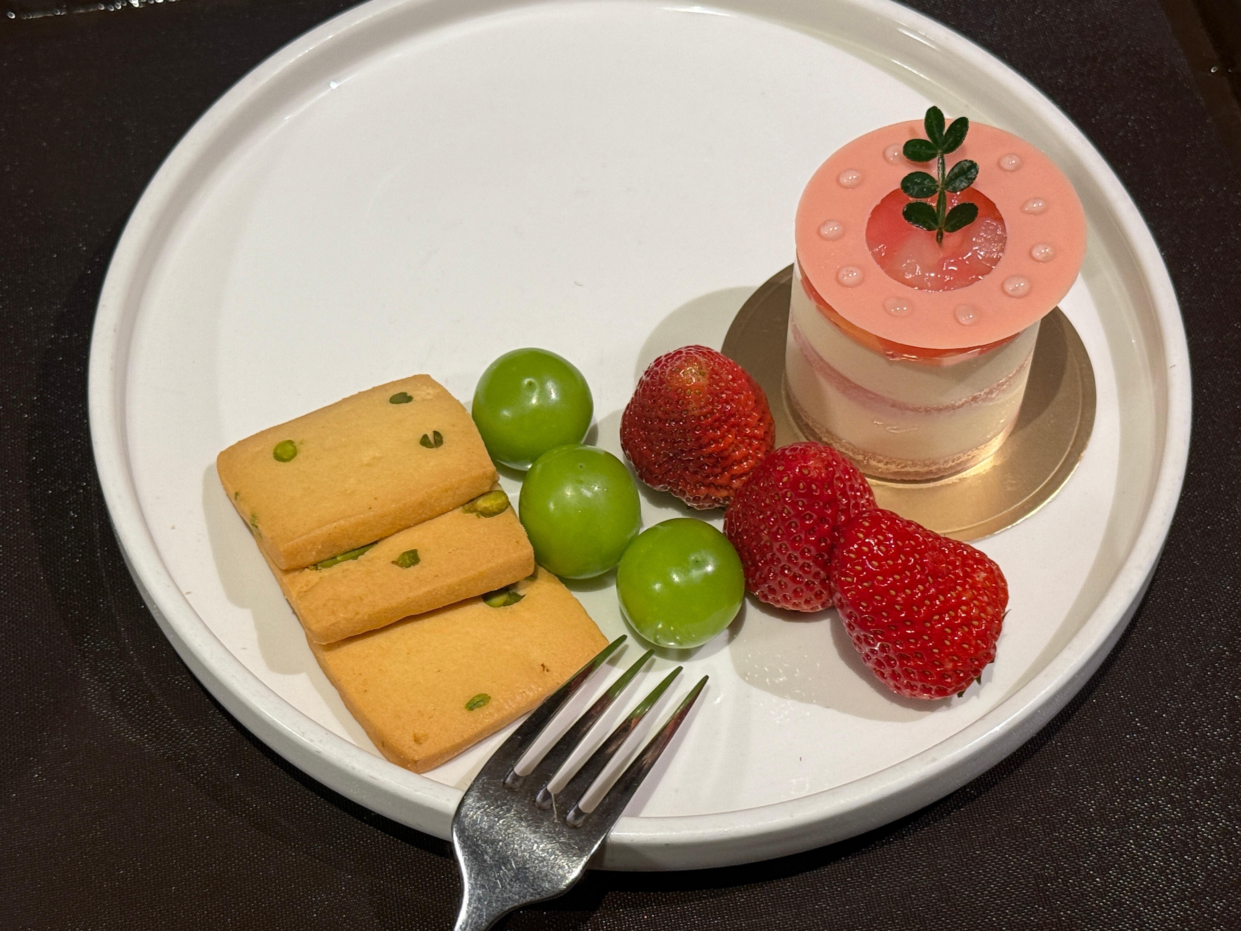 酒店给送的小蛋糕🧁来吧我来收集一下大家的祝福✌️祝我生日快乐[音乐] 