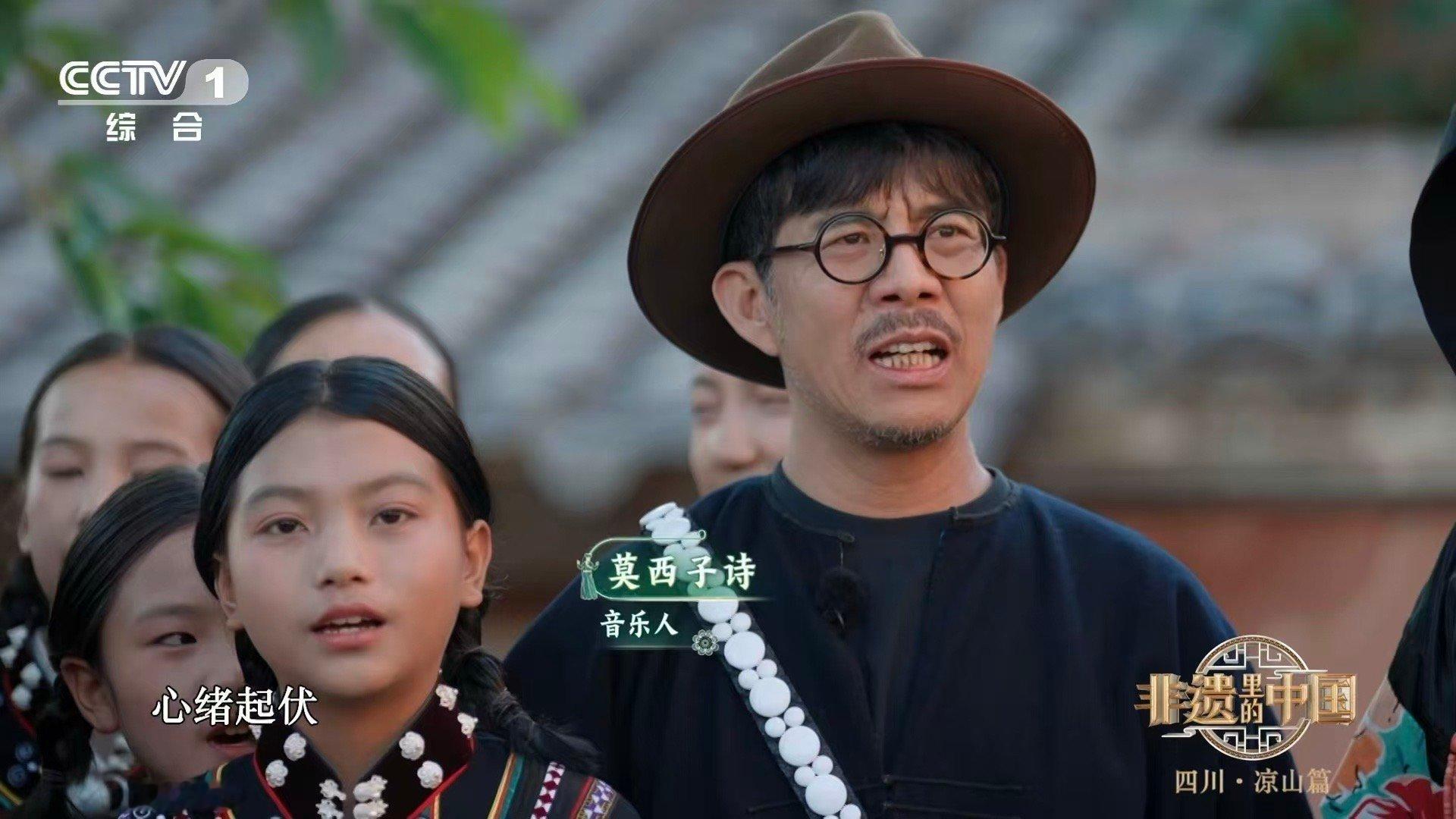 当阿都歌谣响起，眼泪不自觉滑落。童声清泉般澄澈，女声如微风拂过荞麦田，男声似群山