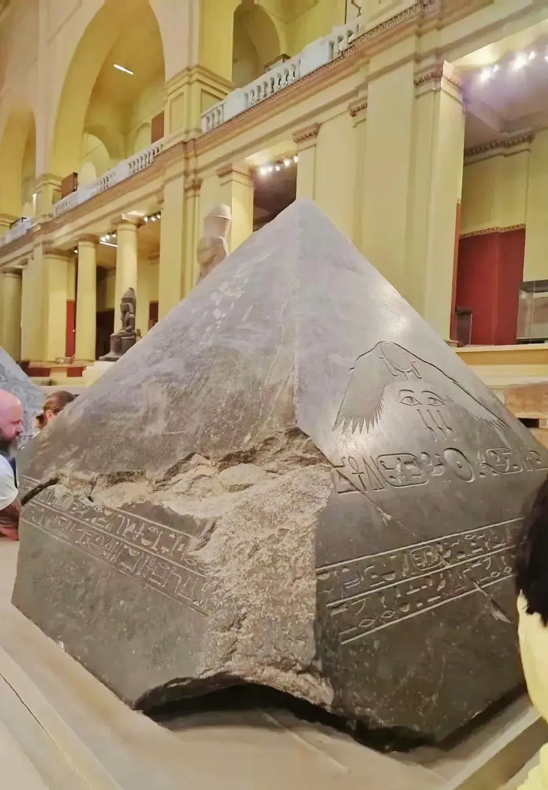 哈哈，原来埃及金字塔的塔尖，也在大英博物馆。 ​​​