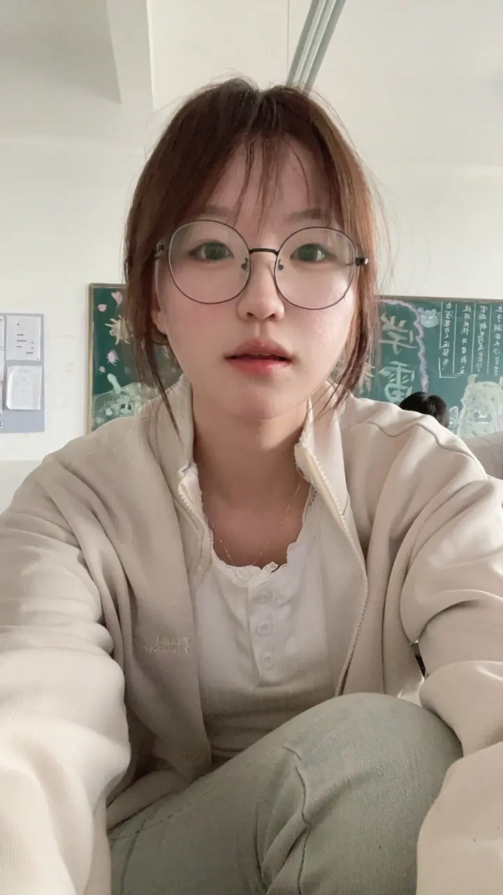爱我这样的人确实让你很累 我必须反复试探反复推开来确定你是不是真的爱我...