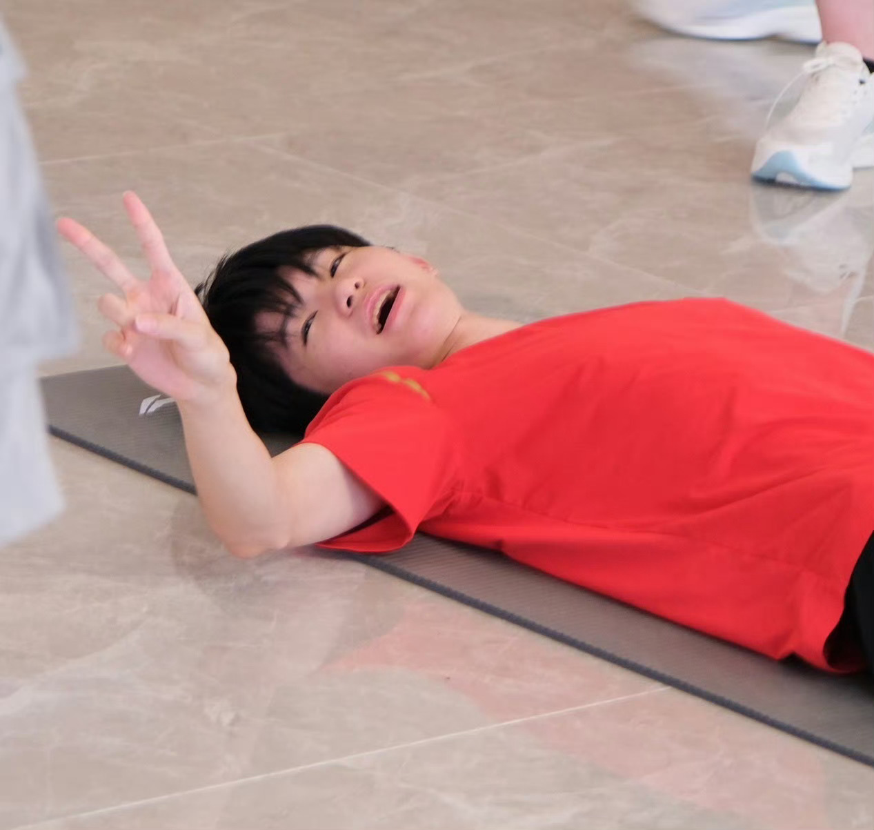 即使被生活击倒也要比个耶✌🏻 