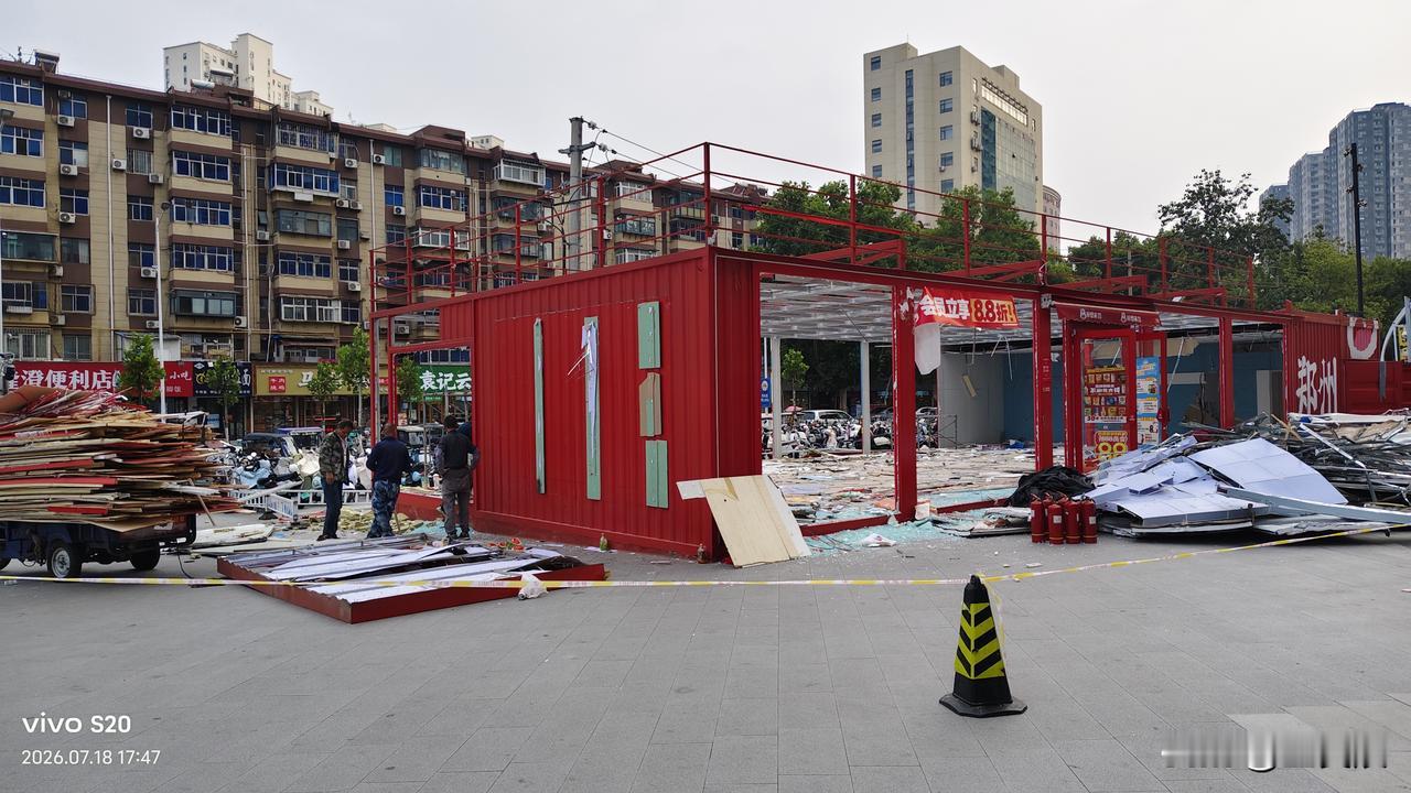 这家好想来零食专卖店在郑州市金水区瀚海海尚广场开了不到一年就撤店了，近段时间经常