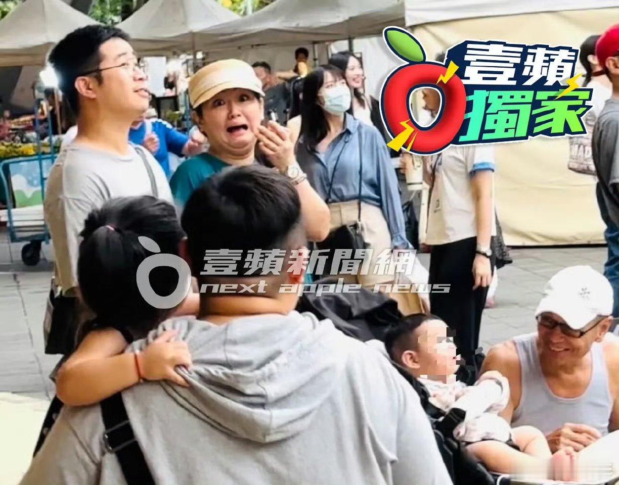 #Selina全家带娃出门游玩##Selina全家带孩子出门游玩# 台媒拍到Se