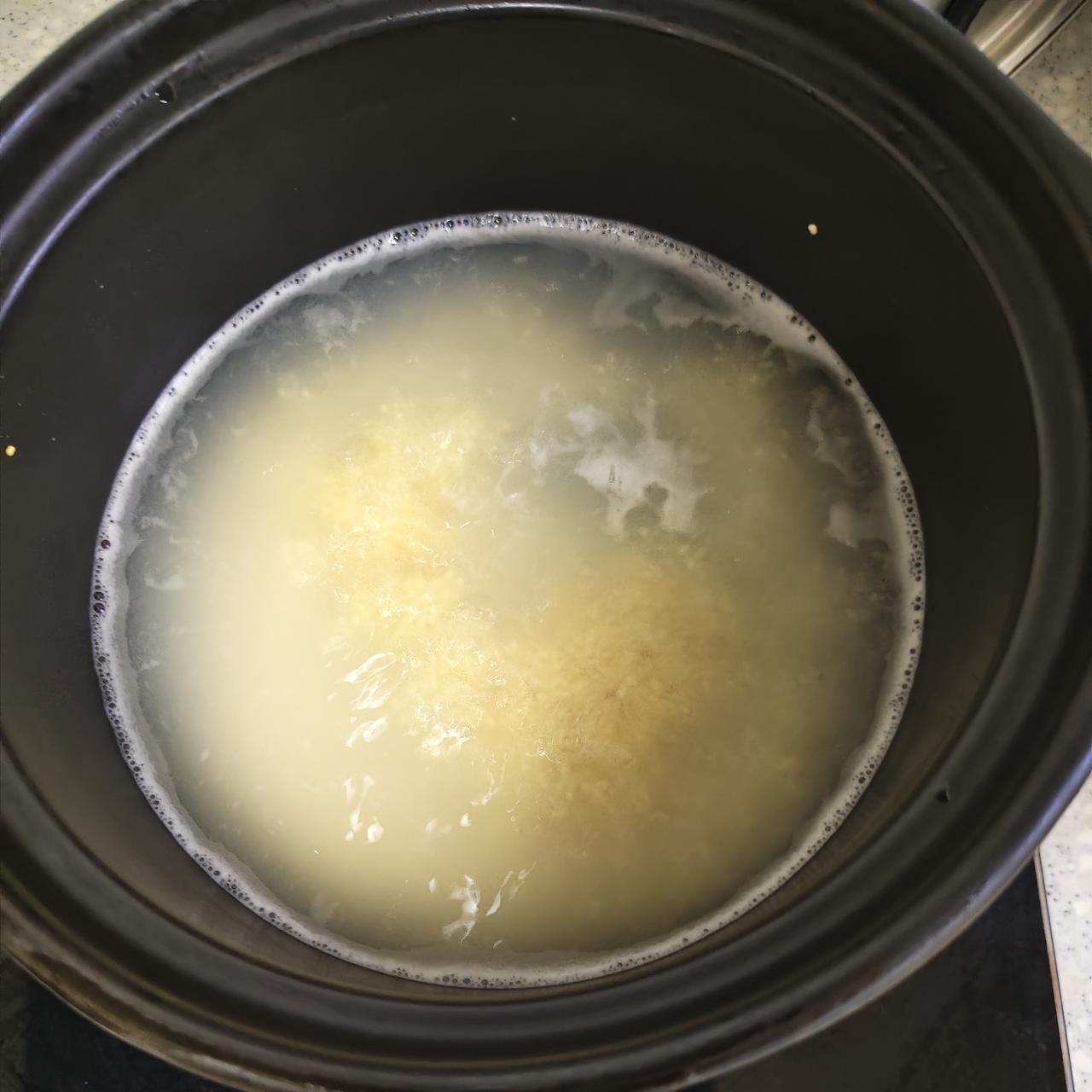 昨晚炫了两根冰棍，凌晨4点半被肚子痛醒。外面下着大雨，在厕所蹲了半个小时，一手扶