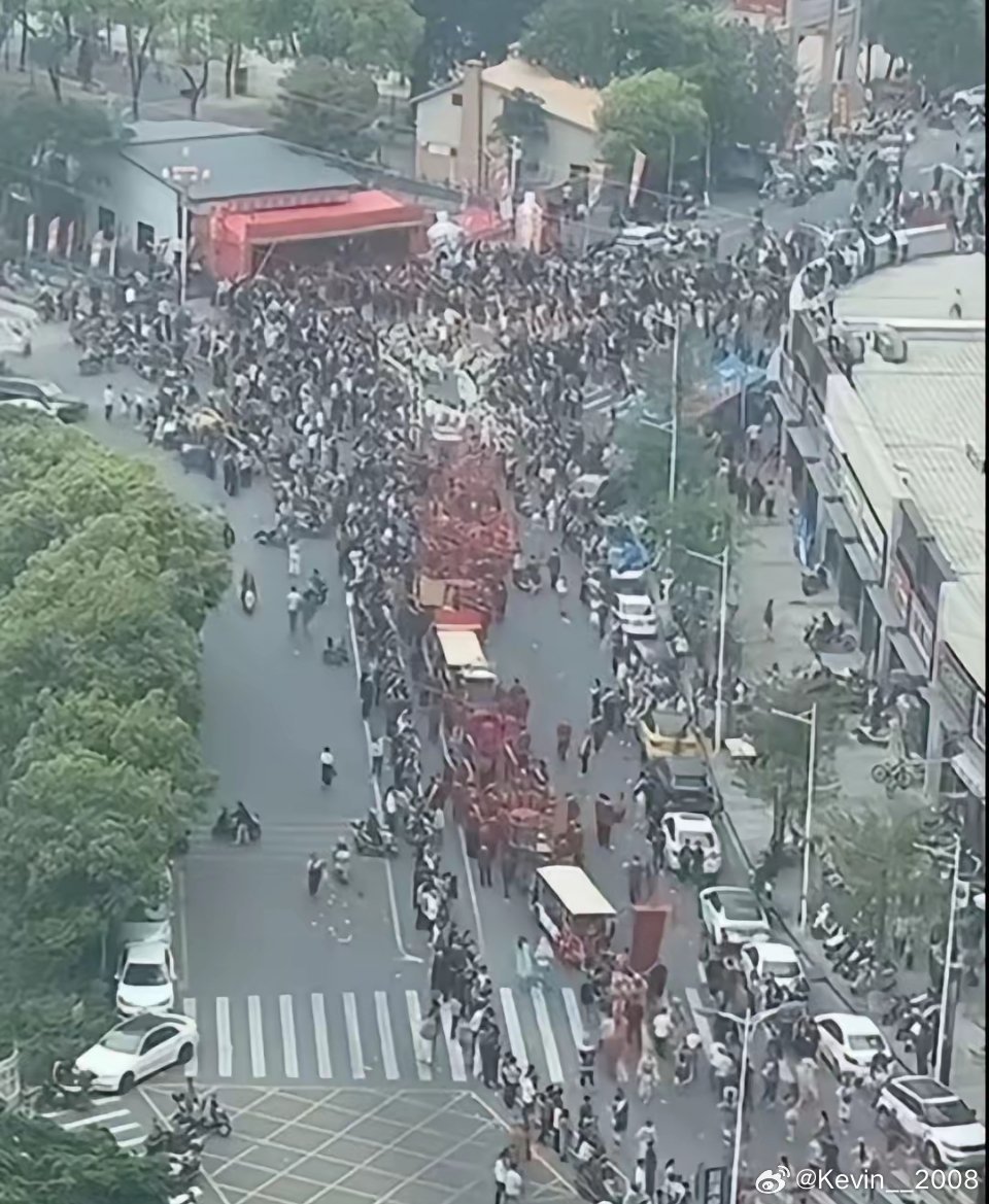 无法想象，这只是一个普通人走了，大家自发给他送行的画面这些人基本都是普通人，有工