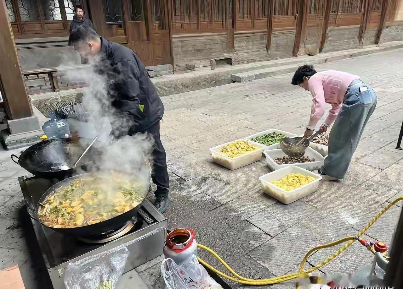 上海剧组炸了。杨紫一声不响，直接把爸妈叫来，现场支起5口大铁锅，给近百号人炖肉吃