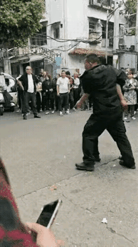 这个当众砸人家车的会后悔吗？他能改好吗？
我们普通人实在太善良，太高砍他了。
