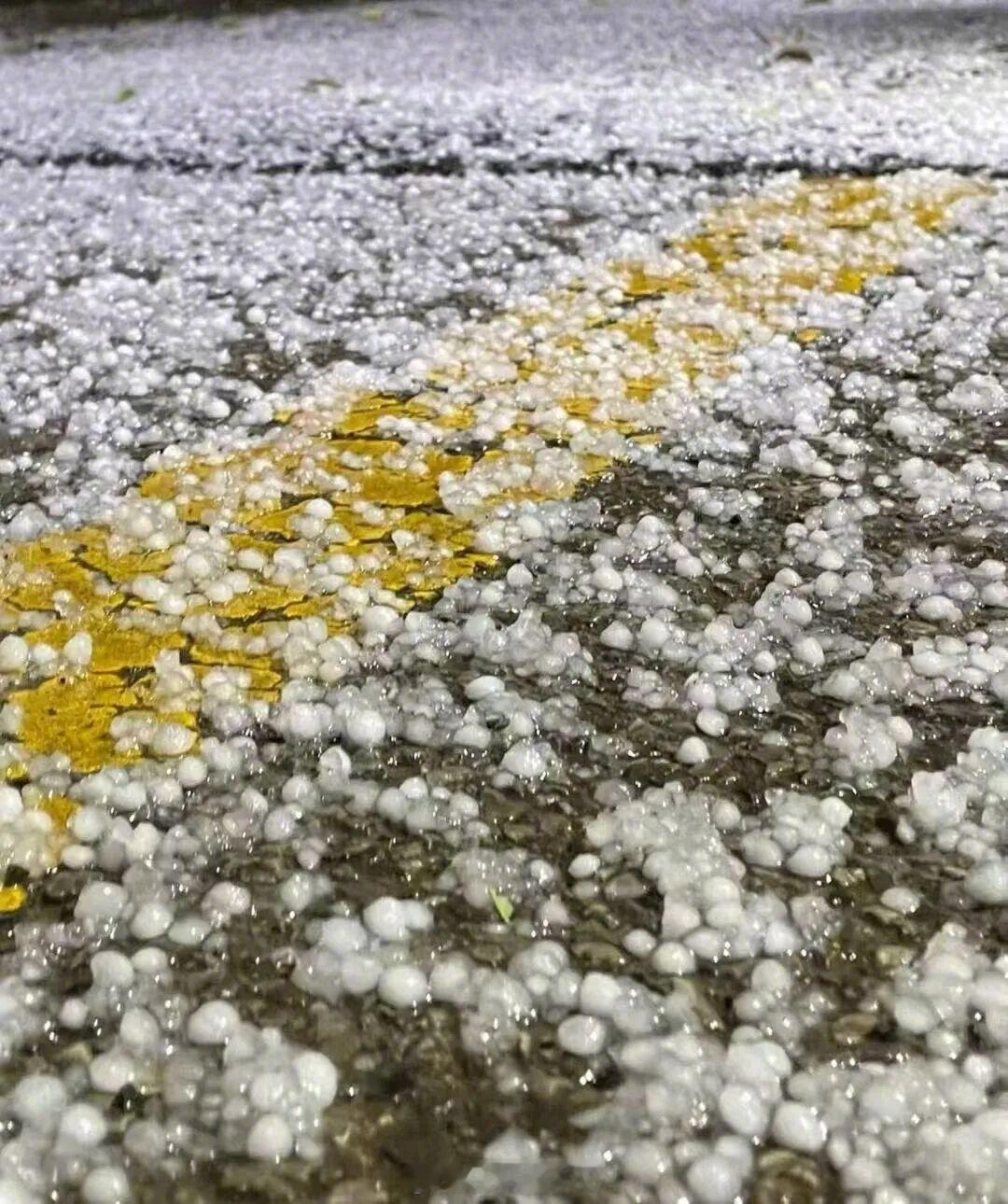 武汉暴雨武汉这暴雨也太吓人了，哗哗下个不停，路上全是积水，出门跟探险一样，大家一