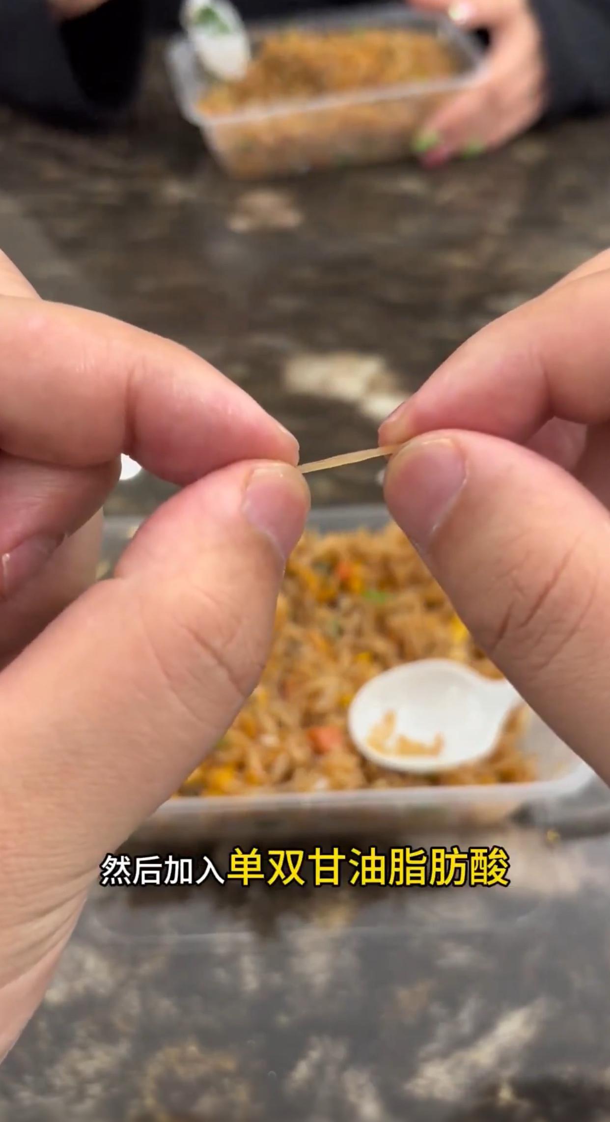 常常有自媒体说，市场上有卖人造鸡蛋或者是人造大米的。怎么可能呢？动动脑子想想，人